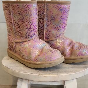 UGG Kids Boots with Vibrant Pink and Shimmering Gold